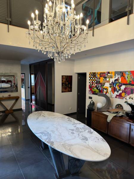 Création artisanale d'une table à manger en marbre Caribbean Island poli en 20 mm à Marseille dans les Bouches du Rhône