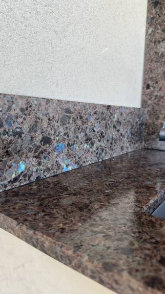 FABRICATION ET POSE D'une cuisine extérieure en Corse par la Société Stone précision en labrador antique satiné en 20 mm