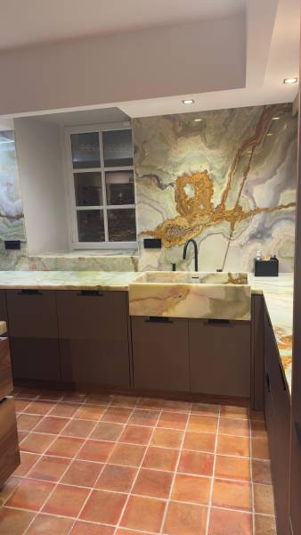 plan de travail en onyx verde poli 20 mm SUR PIOLENC DANS LES BOUCHES DU Rhône