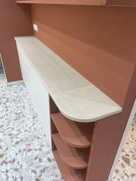 Fabrication de comptoirs en pierre de Mareuil en 30 mm pour un salon de coiffure à Marseille dans les Bouches du Rhône